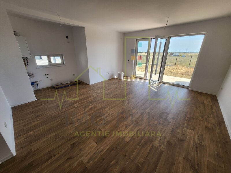 Timis Duplex pe parter. 2 Bai. 2 Dressing-uri. Terasa acoperita.